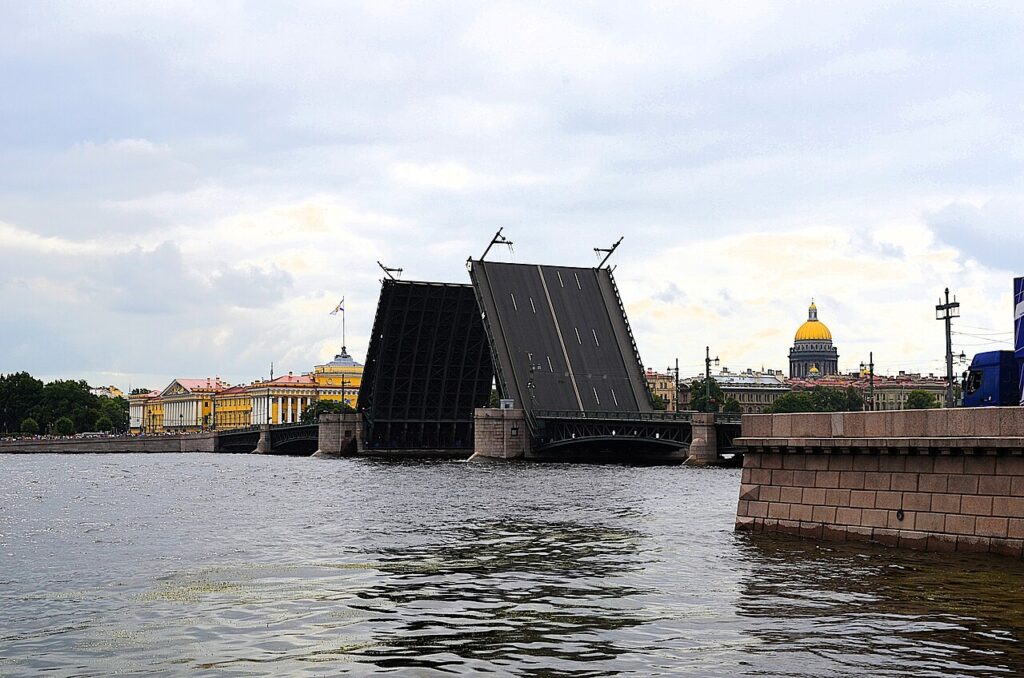 Разведение Дворцового моста