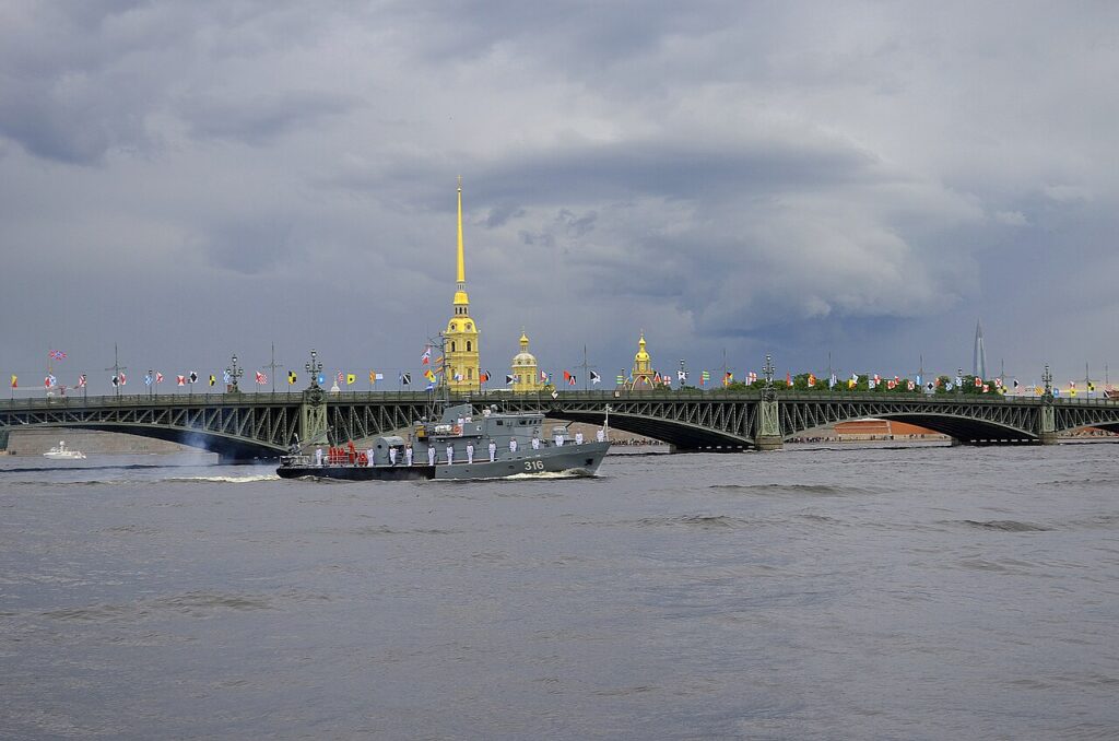 Троицкий мост, украшенный флагами