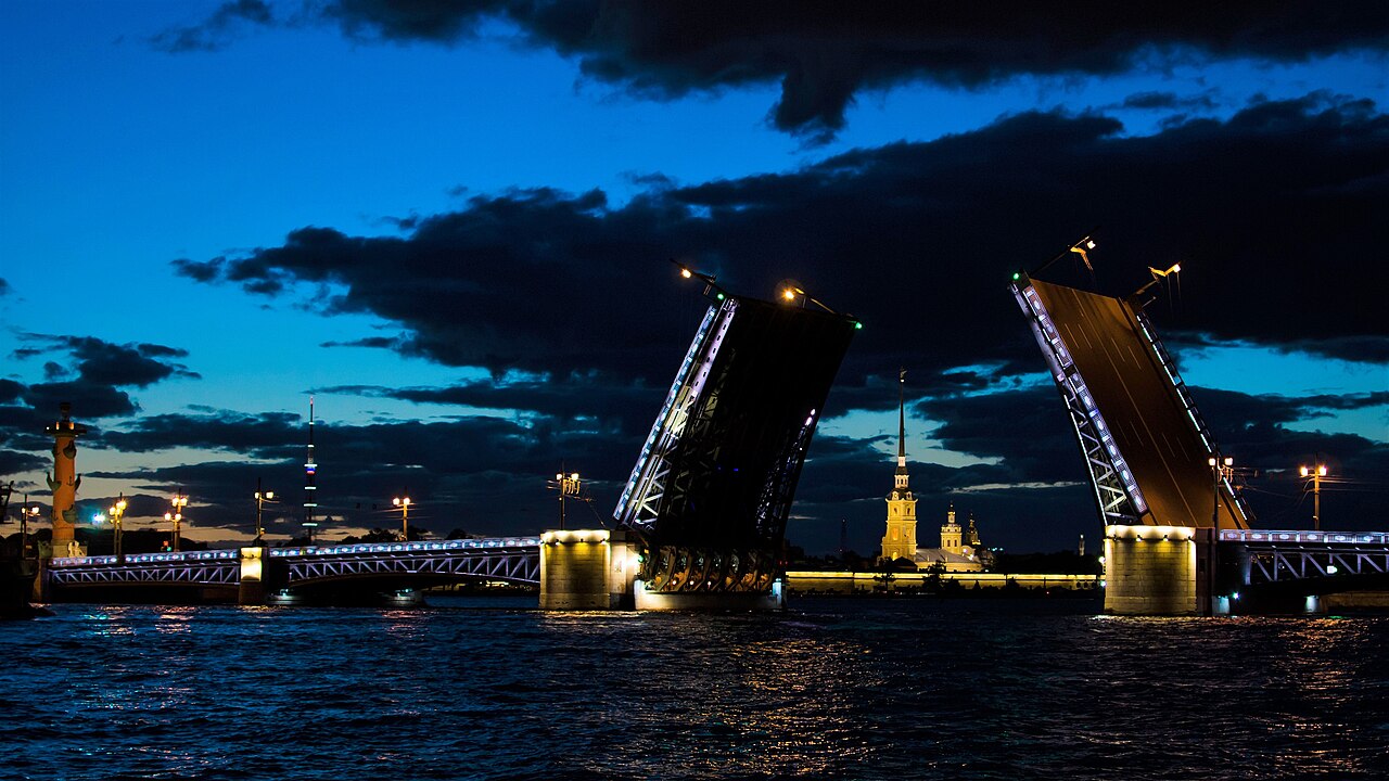 Развод мостов в Санкт-Петербурге - главное ночное зрелище города