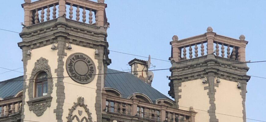 «Дом с башнями»: средневековый замок в центре Петербурга