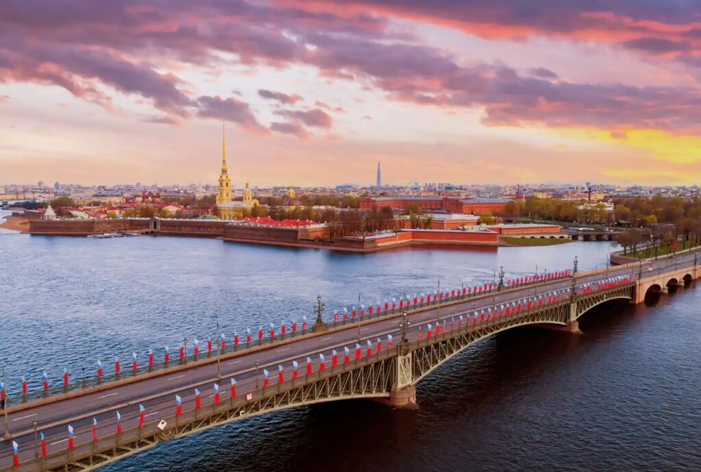 Дворцовый мост в Санккт-Петербурге, украшенный флагами