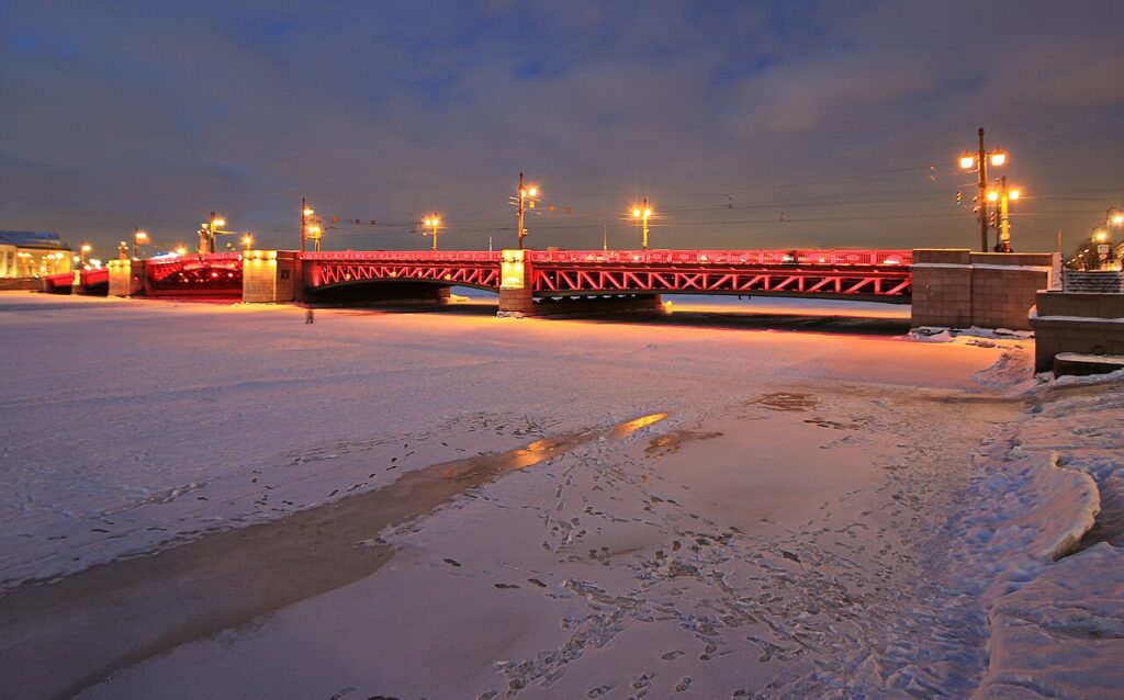 Дворцовый мост в Санкт-Петербурге зимой