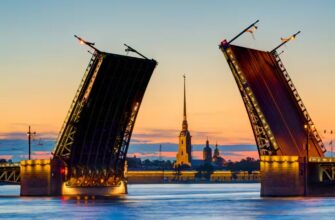 Разведеный Дворцовый мост