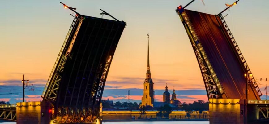 Разведеный Дворцовый мост