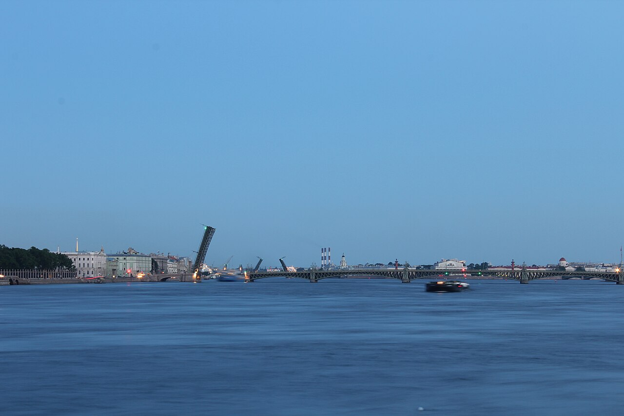 Развод Троицкого моста на рассвете