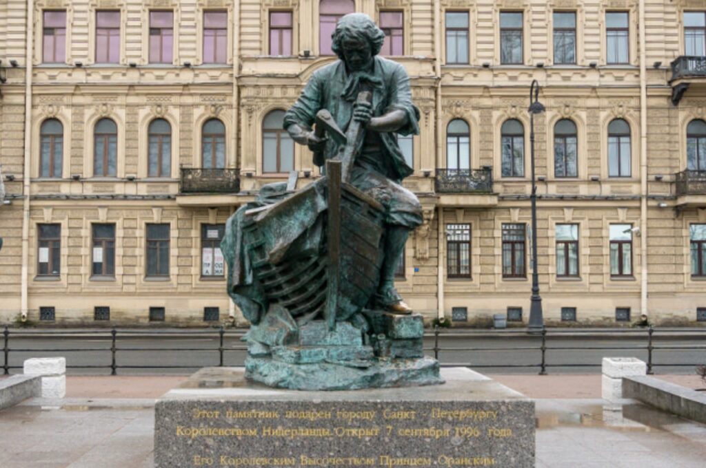 Памятник царю-плотнику