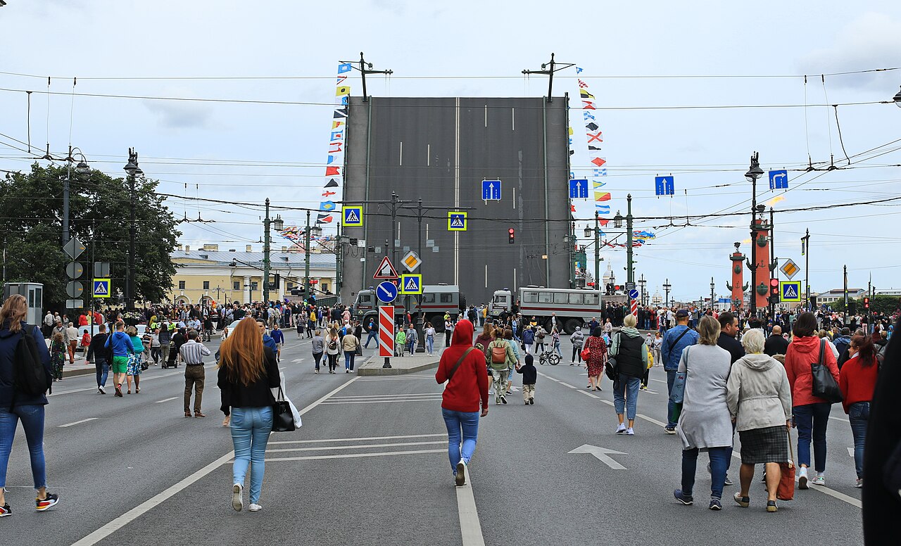 Разведённый Дворцовый мост в День ВМФ в Санкт-Петербурге