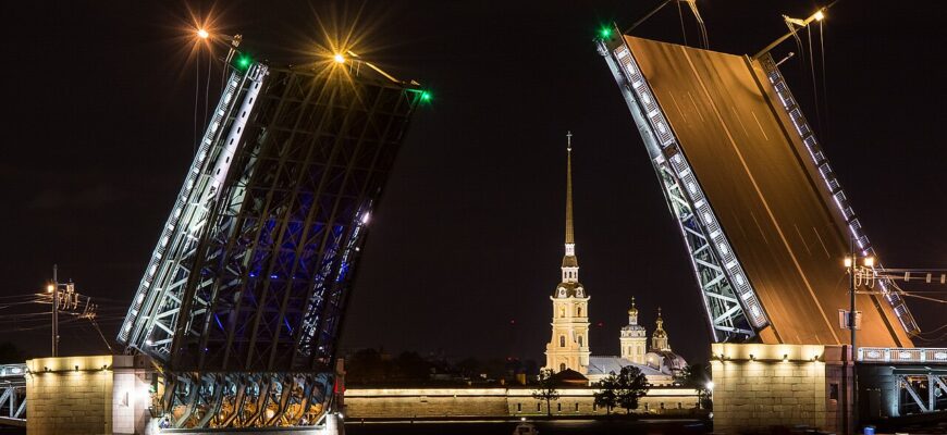 Дворцовый мост в Санкт_Перербурге вечером