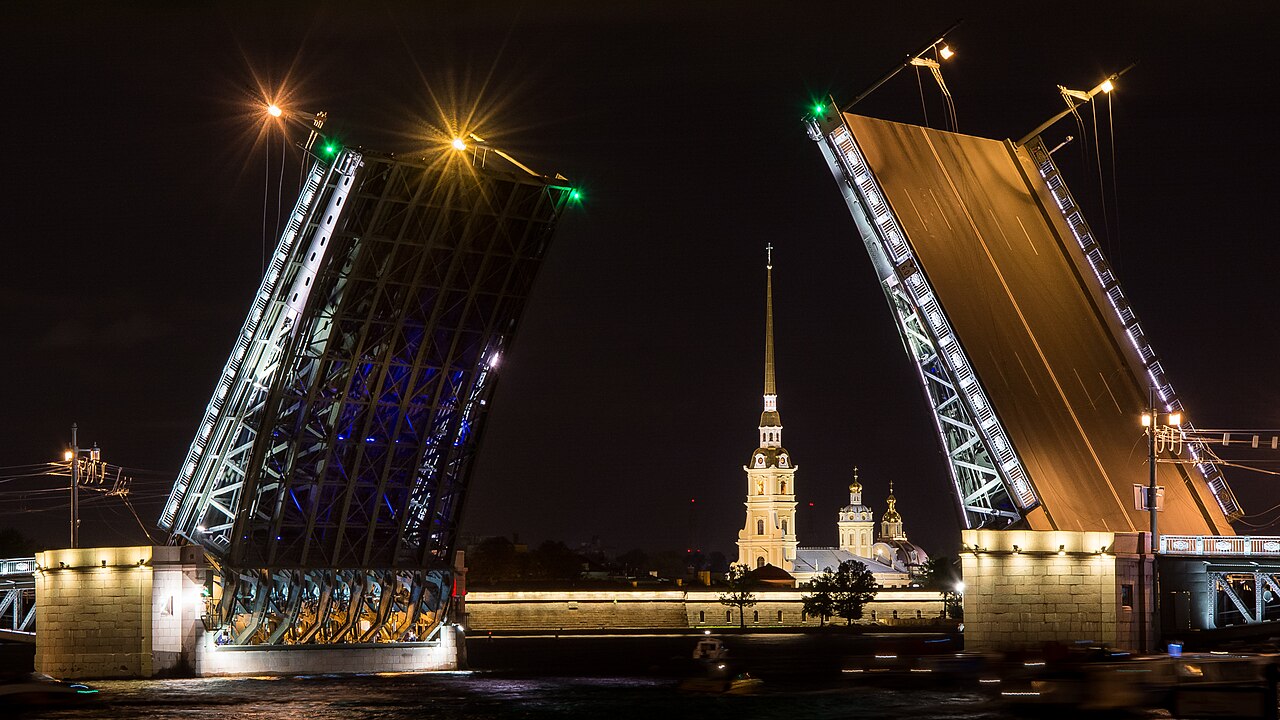 Дворцовый мост в Санкт-Перербурге вечером