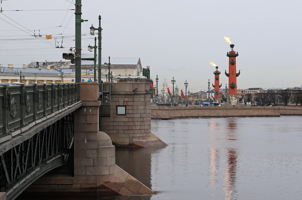 Вид на Дворцовый мост и Ростральные колонны