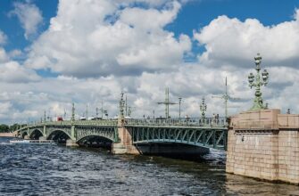 Троицкий мост в Санкт-Петербурге