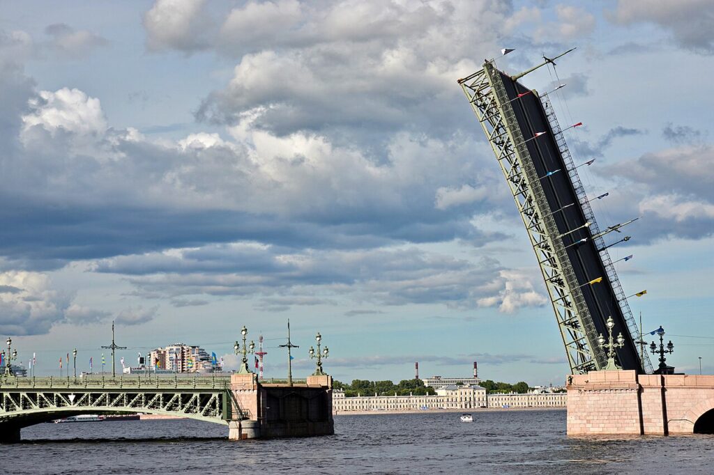 Разведение Троицкого моста в Санкт-Петербурге