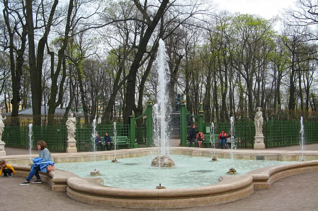 Гербовый фонтан в Летнем саду